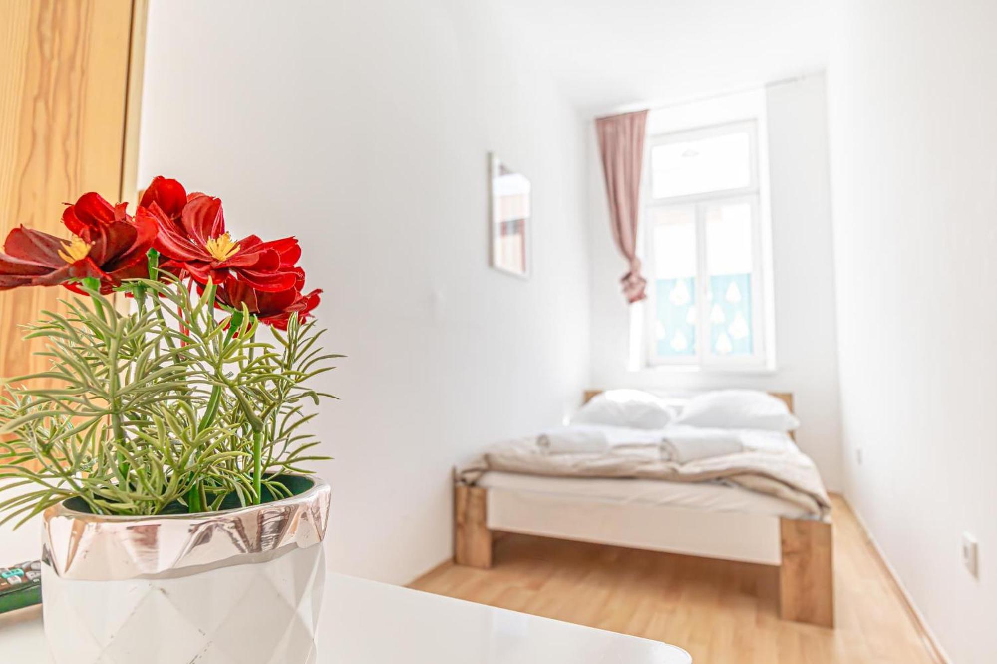 Loevly Shared 6Br With Garden Near Danube & Millenium City Виена Екстериор снимка
